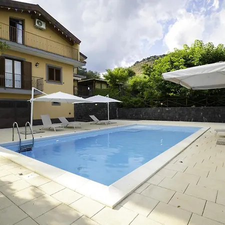Sara Sull'etna Con Piscina *