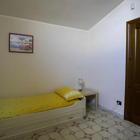 Sara Sull'etna Con Piscina