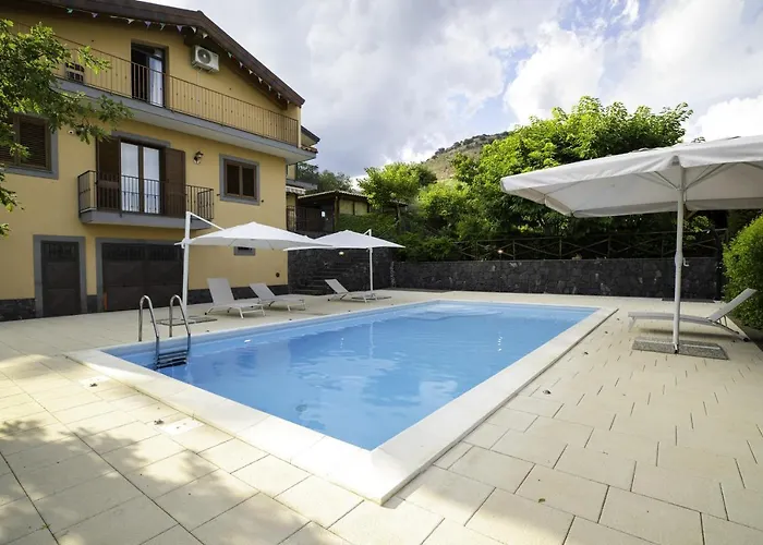 Sara Sull'etna Con Piscina *
