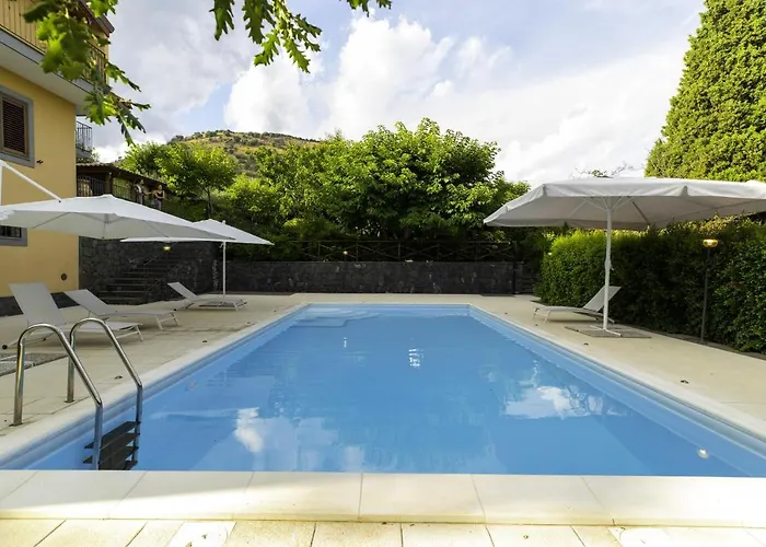 Sara Sull'etna Con Piscina Vila *